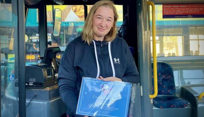 O șoferiță de autobuz de origine română declarată omul anului în Marea Britanie