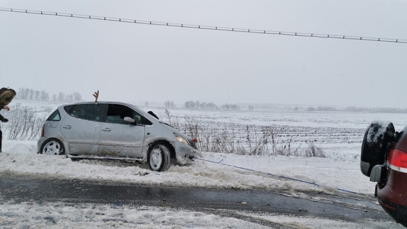 Poleiul continuă să facă victime în toată țara! O tânără şoferiţă a ajuns cu maşina în afara carosabilului - soferita-1735056307.jpg