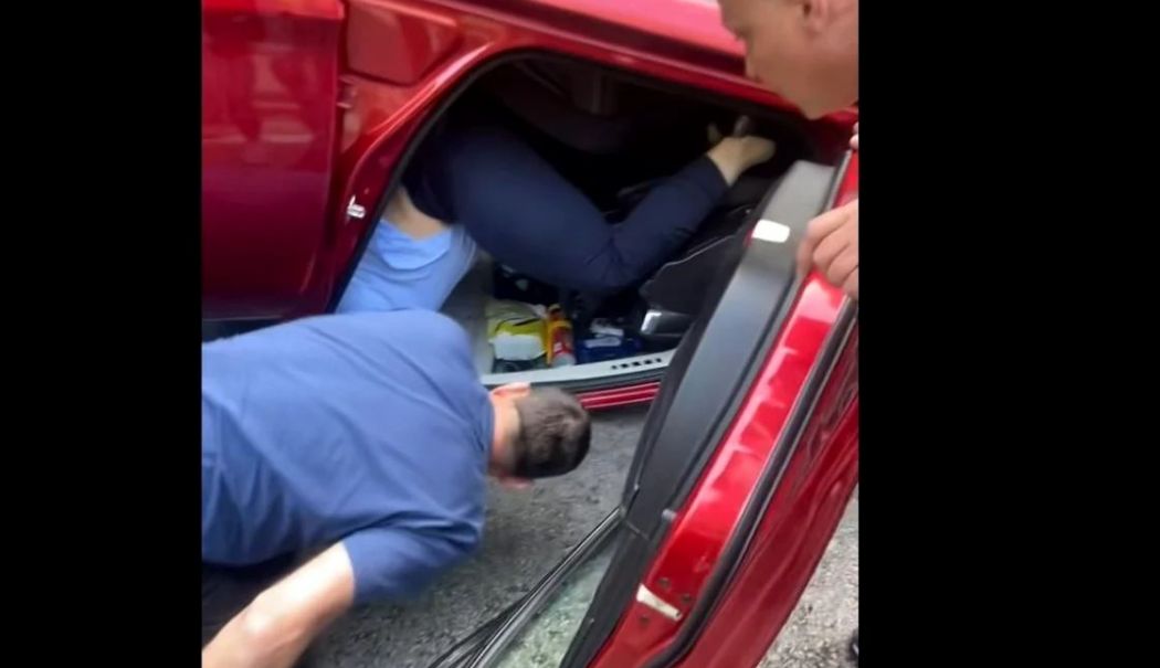 O șoferiţă a rămas atârnând cu capul în jos, după ce s-a răsturnat cu maşina - soferita-1745393120.jpg