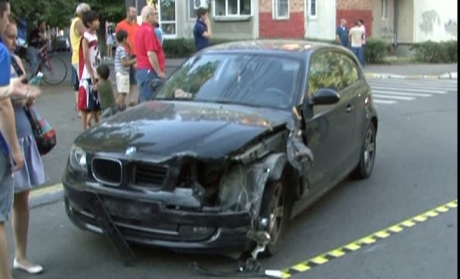 O șoferiță a lovit cu mașina un polițist aflat în misiune - soferitaneatenta63853500-1310710833.jpg