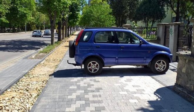 Șofer sancționat după ce s-a urcat cu mașina pe trotuarul proaspăt refăcut, la Constanța - sofersanctionat-1589478669.jpg