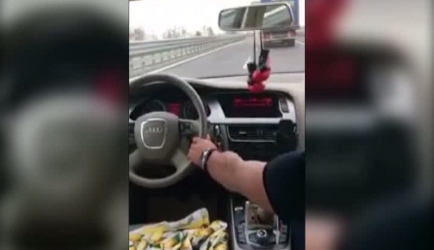VIDEO REVOLTĂTOR! UN ȘOFER TERIBILIST CONDUCE DE PE SCAUNUL DIN DREAPTA - soferteribilist15909000-1458203385.jpg