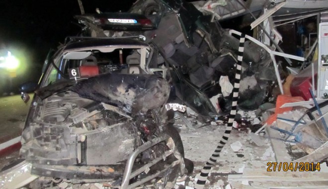 Șoferul care a băgat în pământ trei prieteni la peste 200 km/h era beat - soferulcaregoneacu200kmbaut-1398880121.jpg