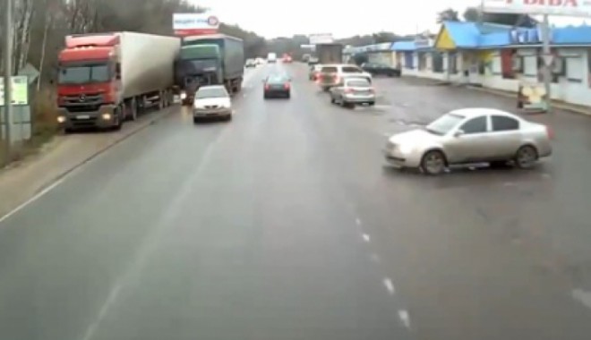 VIDEO/ A supraviețuit după ce mașina i-a fost STRIVITĂ între două TIR-uri - sofruss80189500-1364737793.jpg