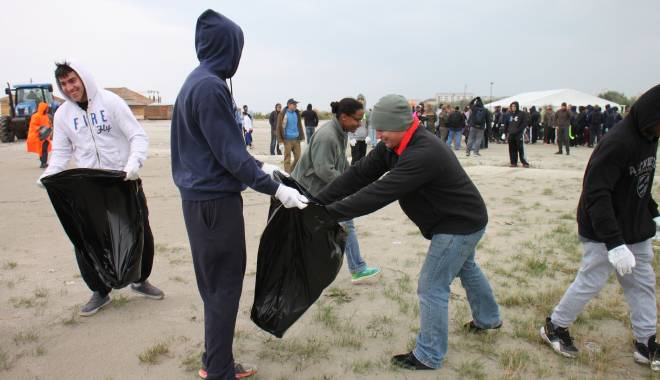 Soldații americani și lucrătorii ambasadei SUA la București curăță plaja din Mamaia - soldariicurata-1443085975.jpg