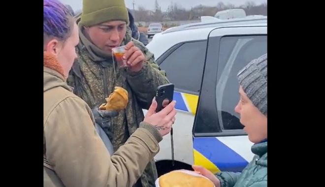 VIDEO: Un soldat rus care s-ar fi predat izbucnește în plâns după ce a fost hrănit de civili - soldat-1646232824.jpg