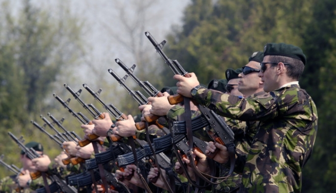 ARMATA ROMÂNĂ FACE MII DE ANGAJĂRI! - soldati-1483263162.jpg