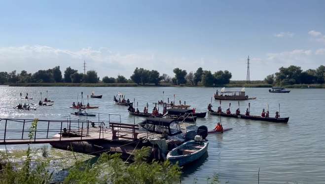 Peste 100 de persoane au vâslit pe traseul “Delta lui Ivan” - sosirecaravanalamila23crowmania-1694358072.jpg