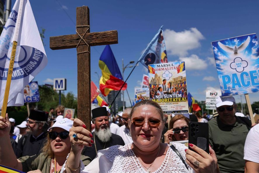 Foto - Diana Șoșoacă, în fruntea „Marșului Normalității” din București