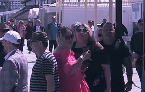 Diana Șoșoacă a dat startul sezonului estival de 1 Mai, la Neptun - sosoaca-1746104583.jpg