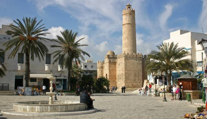 Turiștii părăsesc Tunisia după atentatul din stațiunea Sousse - sousse-1435403974.jpg