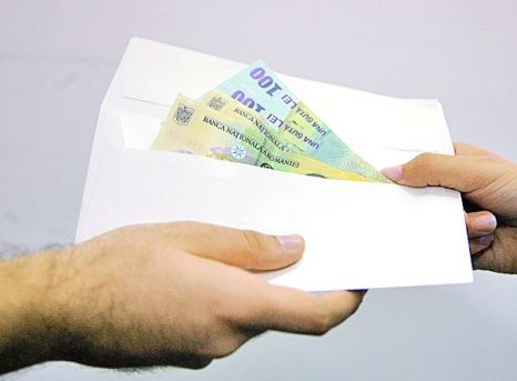 Profesoară reținută, aseară, pentru mită - spaga-1318358498.jpg