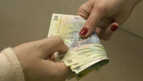 Nu a avut bani de avort, dar medicul a trimis-o să își amaneteze bijuteriile! - spaga-1366188590.jpg