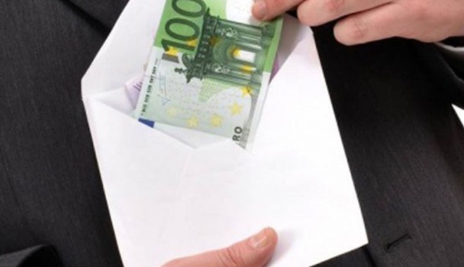 Angajat al primăriei Mangalia, prins în timp ce primea mită - spaga-1399566533.jpg