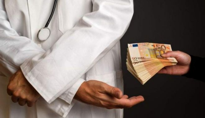 Medic ortoped din Cluj, prins în flagrant când lua 700 de euro mită de la un pacient - spaga-1563457972.jpg