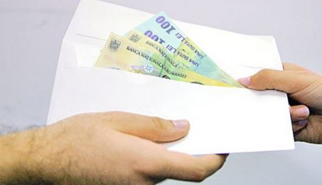 Reținut pentru că a cerut șpagă 500 de lei pentru eliberarea unei adeverințe! - spaga1-1352728152.jpg