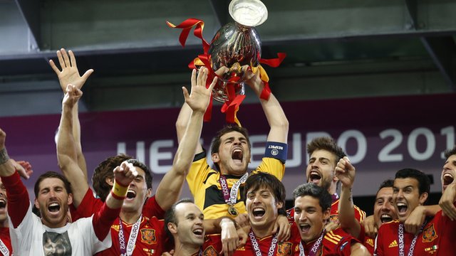 Fotbal - EURO 2012: Spania, din nou campioană europeană, după 4-0 cu Italia în finală - spainwinseuro2012finalafterbeati-1341212352.jpg