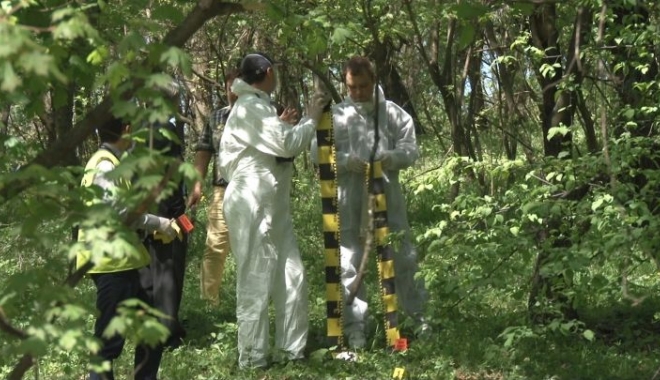 Adolescentă de 14 ani, găsită spânzurată. Tatăl fetei, amenințat că va suferi o pierdere! - spanzuratpadure-1493807474.jpg