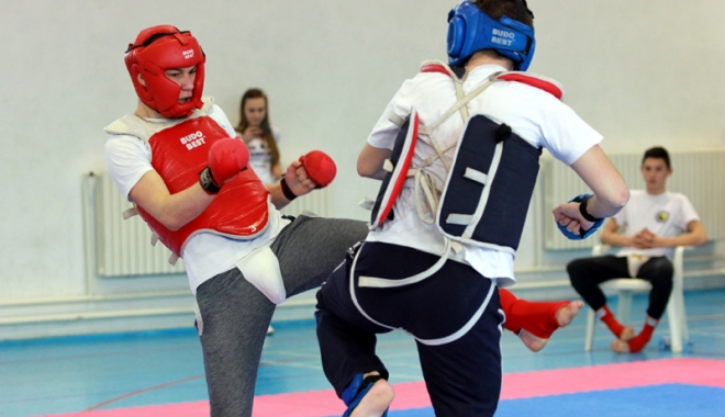 Pentru cei puternici! Spectacol total la Cupa Extreme Fight - spectacol-1465232071.jpg