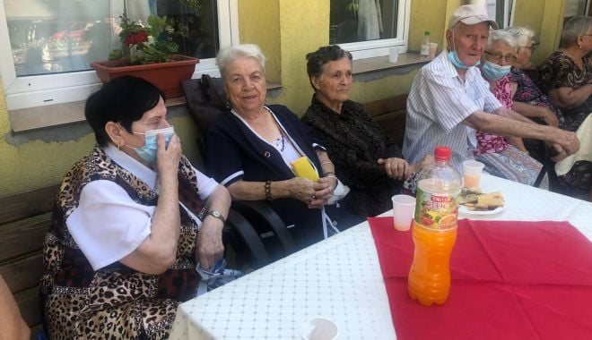 Vârstnicii de la Căminul de bătrâni s-au distrat pe ritmuri elene - spectacolbatrani2-1629217605.jpg