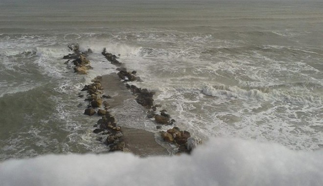 Imagini spectaculoase: Marea Neagră  a înghițit plaja de la Eforie - spectaculosmareaneagra6-1391100965.jpg