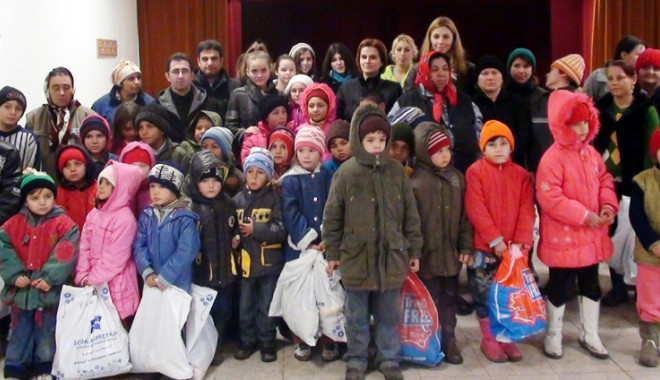 Școala Spectrum i-a ajutat pe copiii săraci de la Pecineaga - spectrum-1324920600.jpg