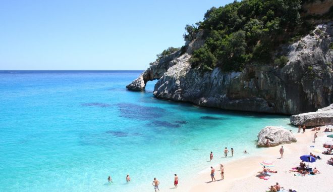 Vameşii italieni au descoperit în bagajele turiştilor peste 22 de kilograme de nisip