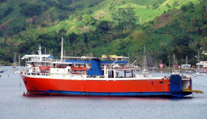 Un ferry-boat în flăcări plutește în derivă - spiritoffijiislands-1381944557.jpg