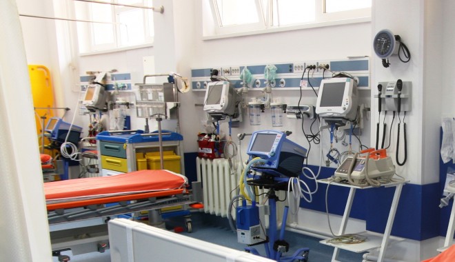 Constănțeanul suspect de gripă porcină este în continuare în stare foarte gravă! Medicii sunt rezervați asupra șanselor sale de supraviețuire - spital-1362563979.jpg