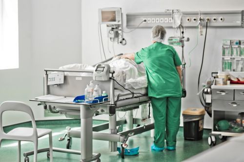 Femeia operată pe creier căreia i-a căzut stativul peste față a murit - spital-1395496523.jpg