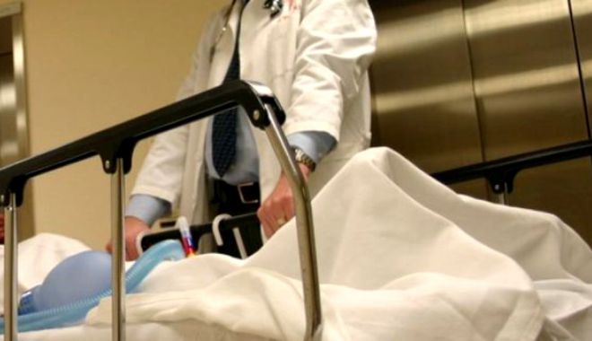 Adolescent curentat pe vagonul unui tren, transportat la spital cu arsuri grave - spital-1526550907.jpg