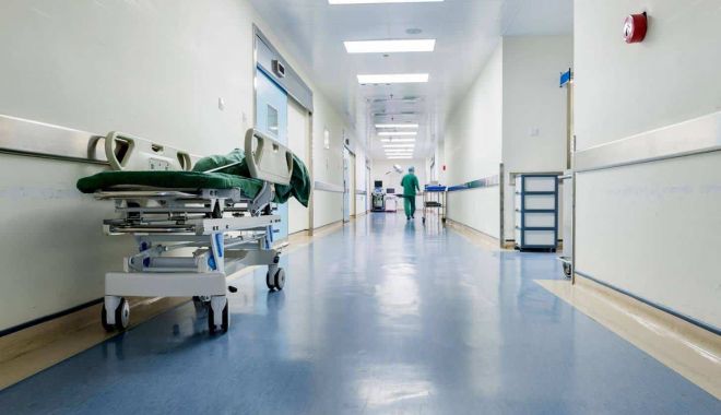 Anchetă în spital, după ce un pacient a căzut de la etajul trei; bolnavul este intubat în ATI