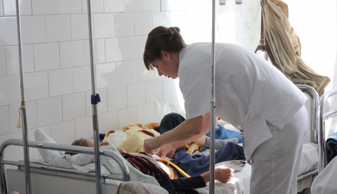 PROTEST CU BANDEROLE TRICOLORE LA BRAȚ,  ÎN SPITALELE ȘI POLICLINICILE DIN CONSTANȚA - spitalprotest-1381742705.jpg