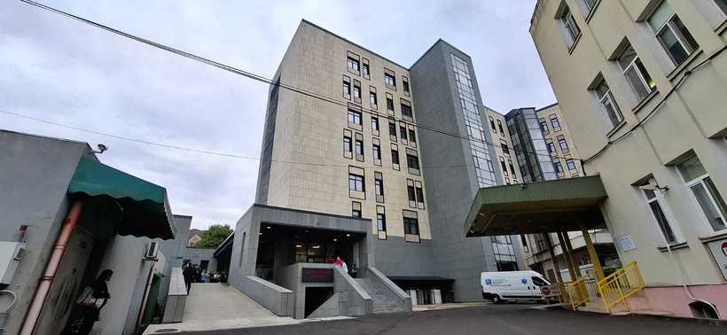 Fata înjunghiată de mama ei a fost operată. "Plaga înjunghiată nu i-a pus viaţa în pericol"