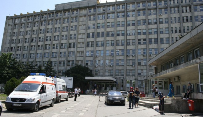 Medici aruncați din Spitalul Județean ca niște 