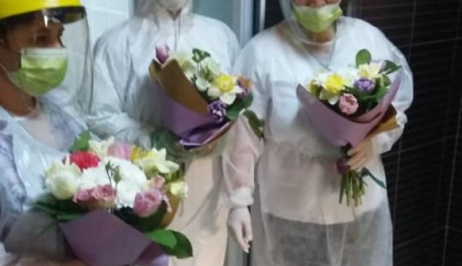 Flori pentru cadrele medicale din triajul epidemiologic de la Spitalul Mangalia - spitalulmangaliasursaletyuntaru2-1584642326.jpg