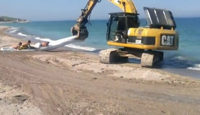 Sport extrem la malul mării! Excavator pe post de carusel acvatic pe plajă!  VIDEO - sport27813900-1339835470.jpg