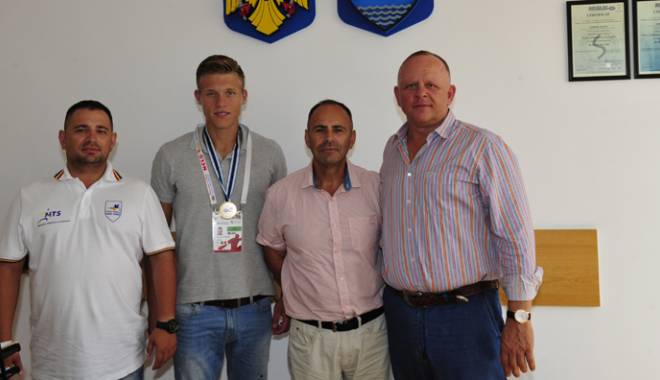 Sportivii din Agigea, sprijiniți de primarul Cristian Cîrjaliu - sportiviidinagigeasustinuti-1438797080.jpg