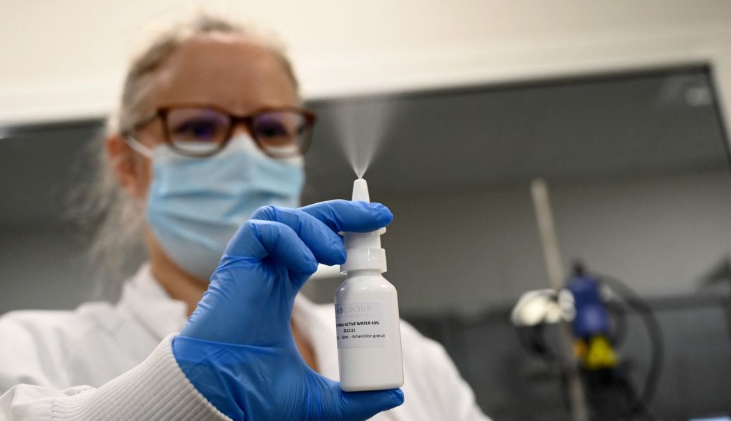 Încep testele pentru un nou vaccin nazal. 80 de oameni s-au înscris la studiu - spraynazal-1738918820.jpg