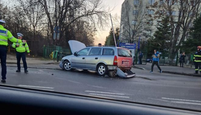 ELEVE LOVITE PE TROTUAR, de o maşină care a ricoşat după un accident - ss-1674113610.jpg