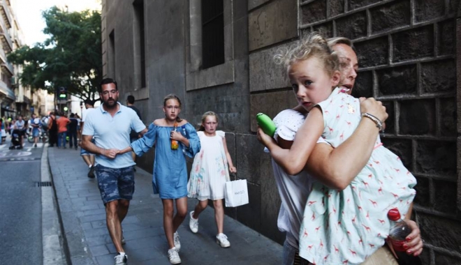 120 de butelii, ce urmau să fie folosite pentru atentate cu bombă la Barcelona, descoperite la Alcanar - ss170817barcelonavanattackmn02b8-1503231146.jpg