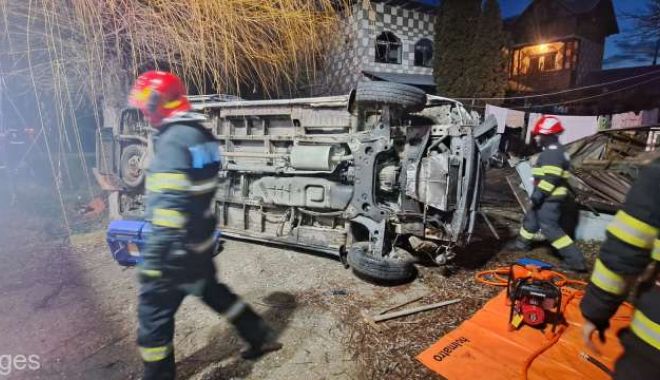 O ambulanţă care transporta pacienţi s-a răsturnat. Trei persoane sunt rănite!