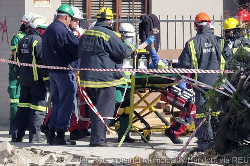 Un supravieţuitor a fost scos de sub dărâmături la cinci zile după prăbuşirea unei clădiri - sss-1715446798.jpg