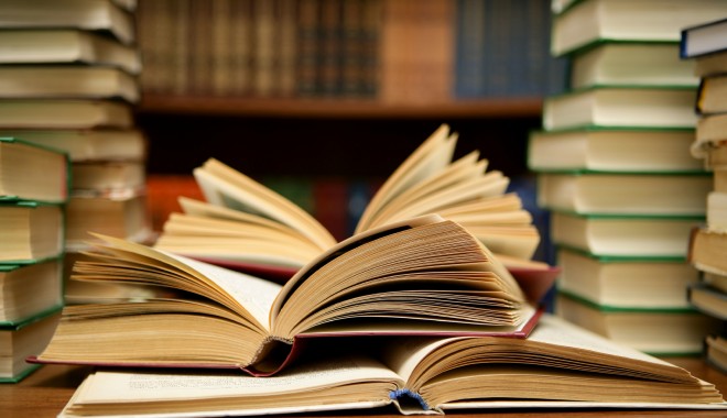 Dublă lansare de carte la Cercul Militar - stackofbooks-1390134296.jpg