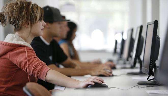 Stai pe internet  la locul de muncă?  Iată ce 