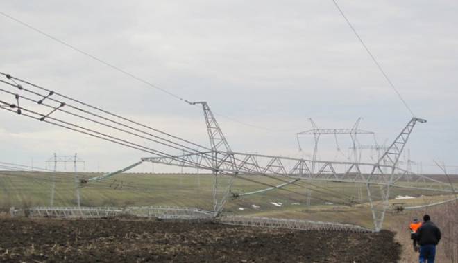 TRAGEDIE. Un stâlp de înaltă tensiune a căzut peste ei - stalp-1436804224.jpg