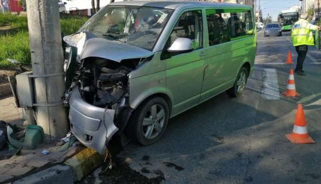 O femeie şi patru minori, răniţi după ce un microbuz a intrat într-un stâlp