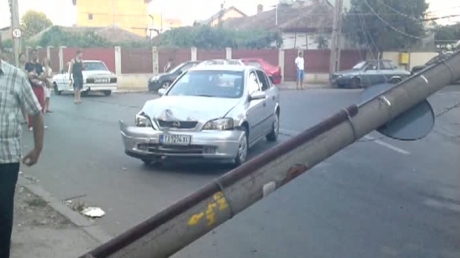 Constanța: O șoferiță a dărâmat un stâlp de electricitate / VIDEO - stalpdaramat43057500-1313993262.jpg