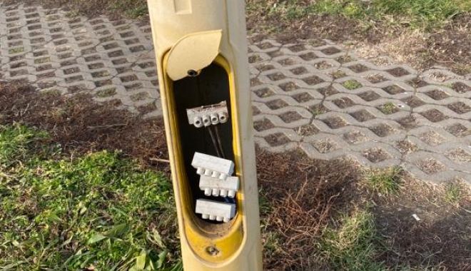 Stâlpi și coșuri de gunoi vandalizate în parcul Tăbăcărie! - stalpisicosuri-1579638782.jpg