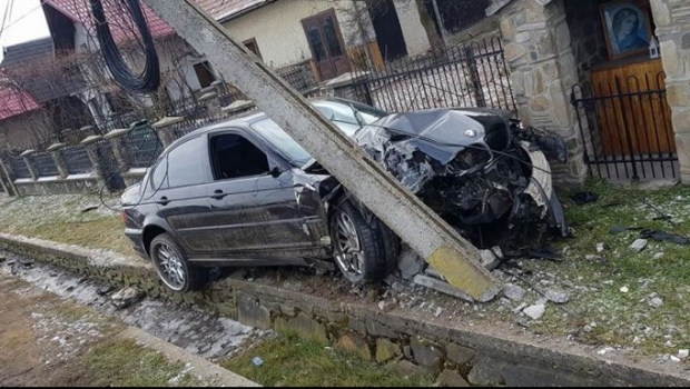 ACCIDENT MORTAL, DUPĂ CE O ȘOFERIȚĂ A PIERDUT CONTROLUL VOLANULUI - stalpruptdemasina696x38511526300-1531819938.jpg